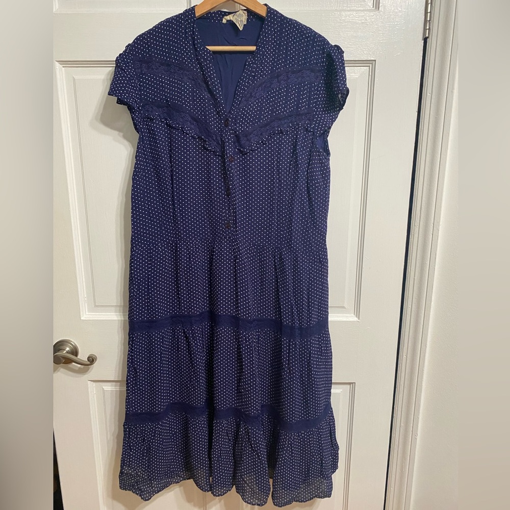 Vintage! Navy polka dot cap sleeve 3/4 length dress, tiered skirt, lace detail